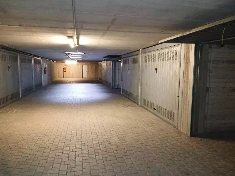 Immagine 2 di Garage in vendita  in Via Alessandro Manzoni a Merone
