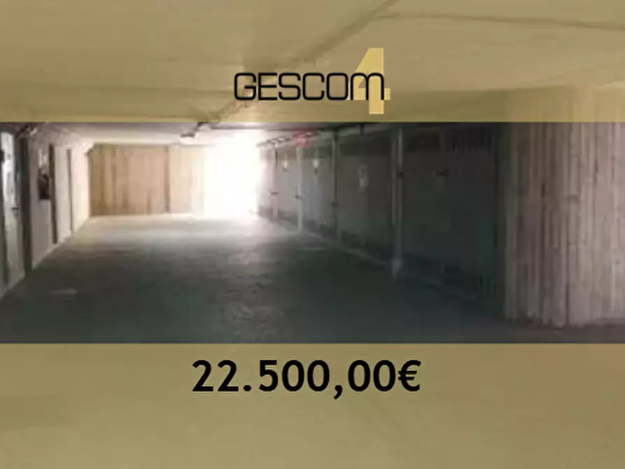 Immagine 1 di Garage in vendita  in Via Alessandro Manzoni a Merone
