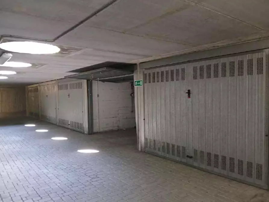 Immagine 3 di Garage in vendita  in Via Alessandro Manzoni a Merone