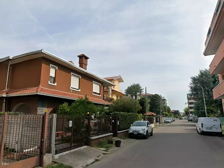 Immagine 4 di Appartamento in vendita  in Via Thaon de Revel a Parabiago