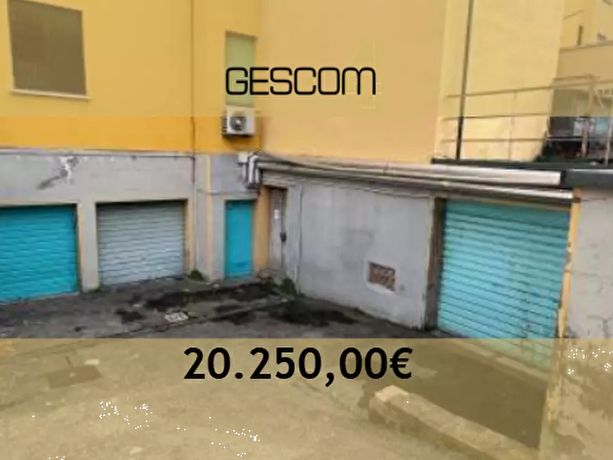 Immagine 1 di Garage in vendita  in via Sardegna a Bologna