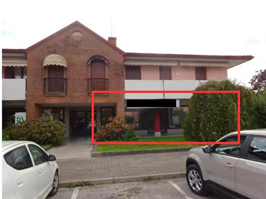 Immagine 2 di Negozio in vendita  in viale G. D'Annunzio a Roveredo In Piano