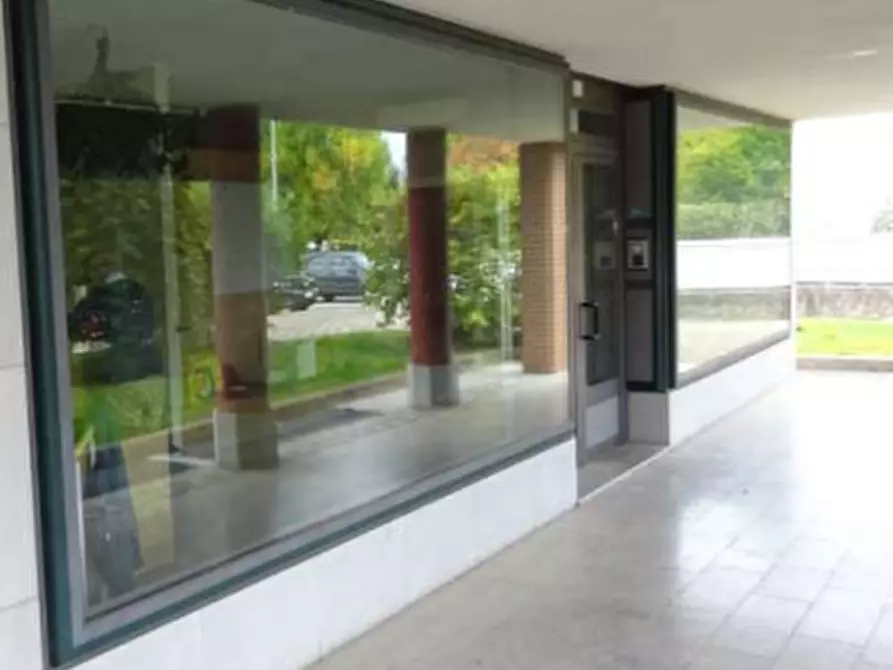 Immagine 4 di Negozio in vendita  in viale G. D'Annunzio a Roveredo In Piano