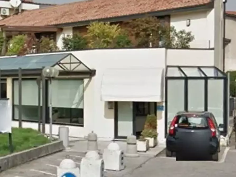 Immagine 2 di Negozio in vendita  in Viale Giuseppe Garibaldi  a Arzignano