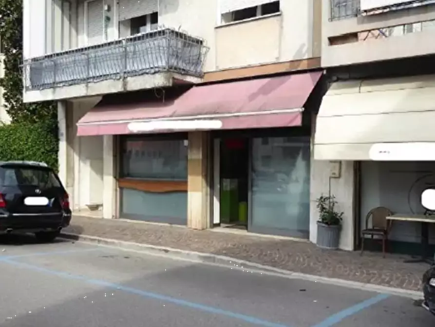 Immagine 2 di Negozio in vendita  in  Via Francesco Fenzi a Conegliano