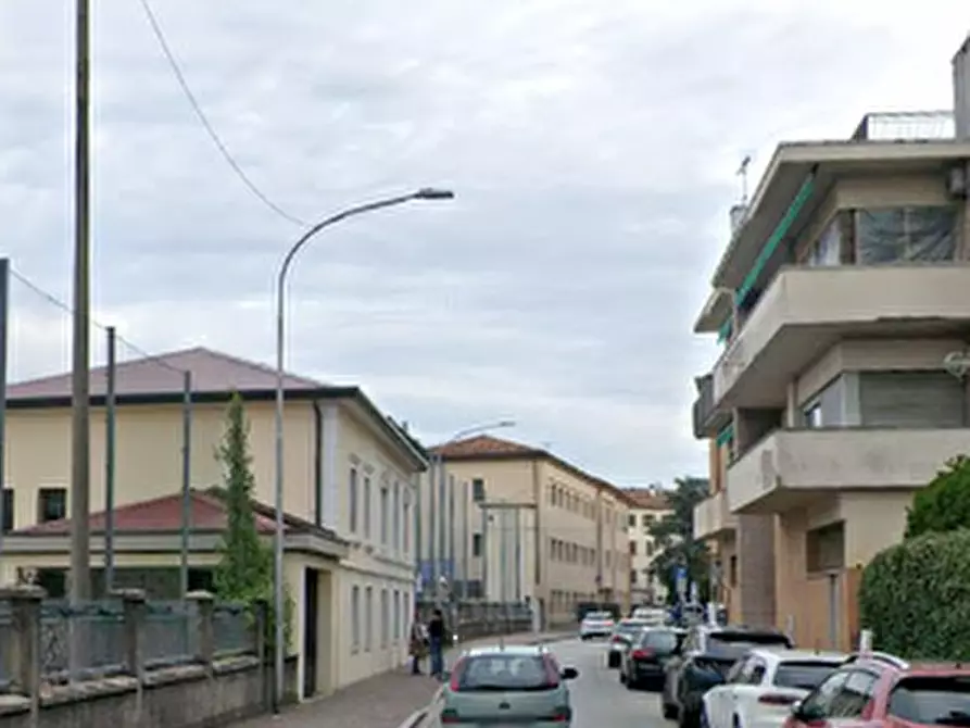 Immagine 3 di Negozio in vendita  in  Via Francesco Fenzi a Conegliano