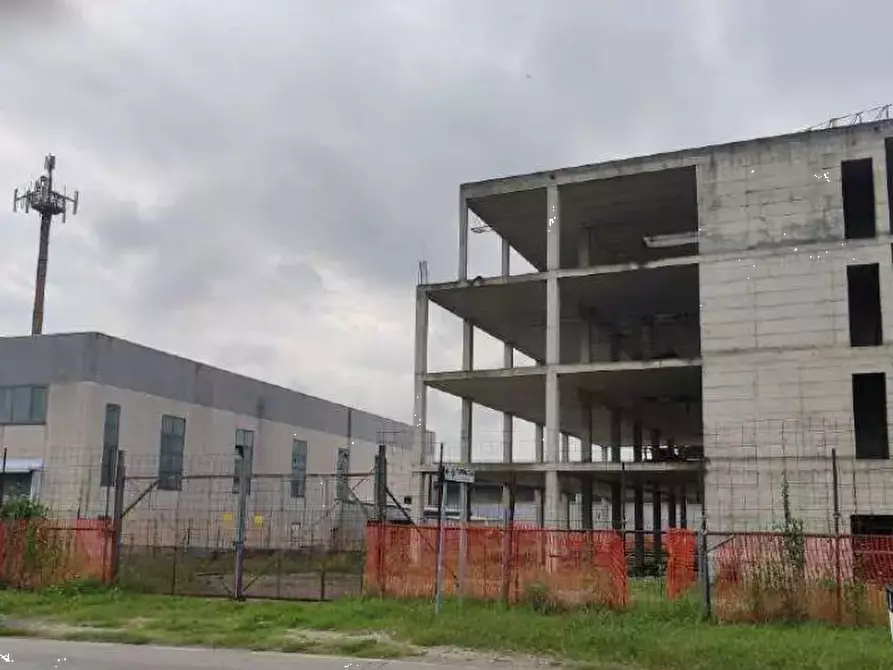 Immagine 3 di Stabile in vendita  in Via Varese a Mozzate