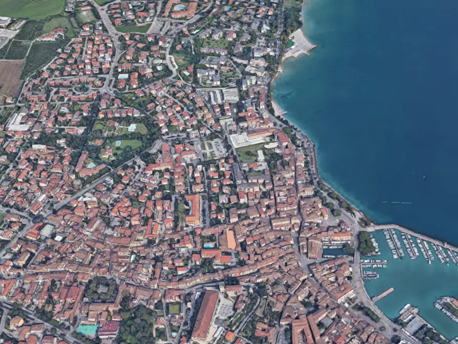 Immagine 14 di Villa in vendita  in Via Roma a Desenzano Del Garda