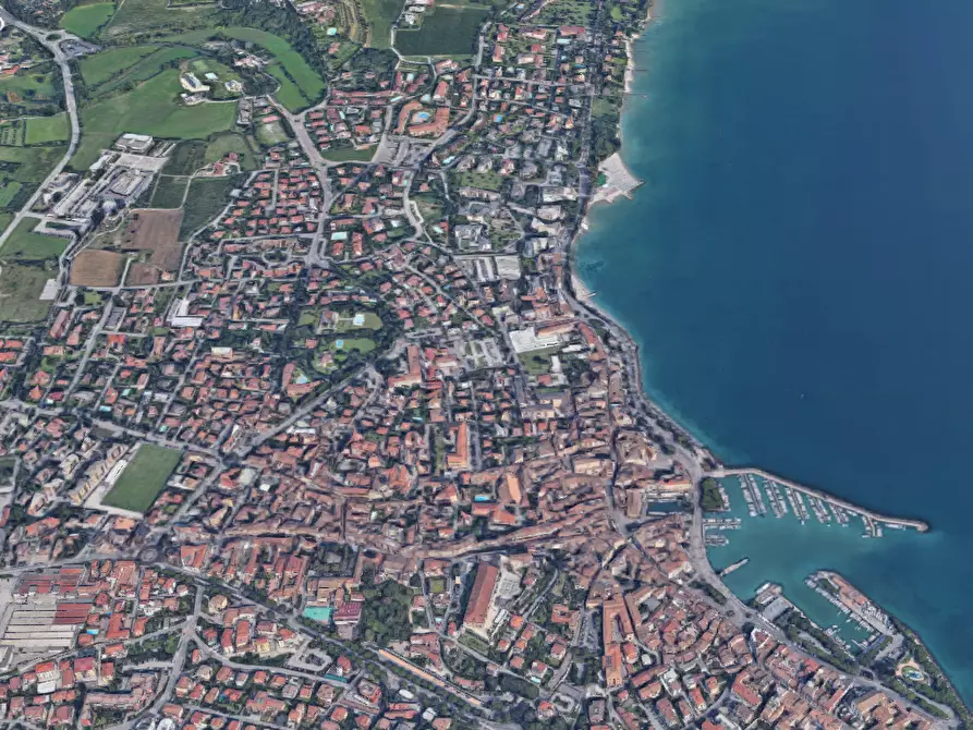Immagine 15 di Villa in vendita  in Via Roma a Desenzano Del Garda
