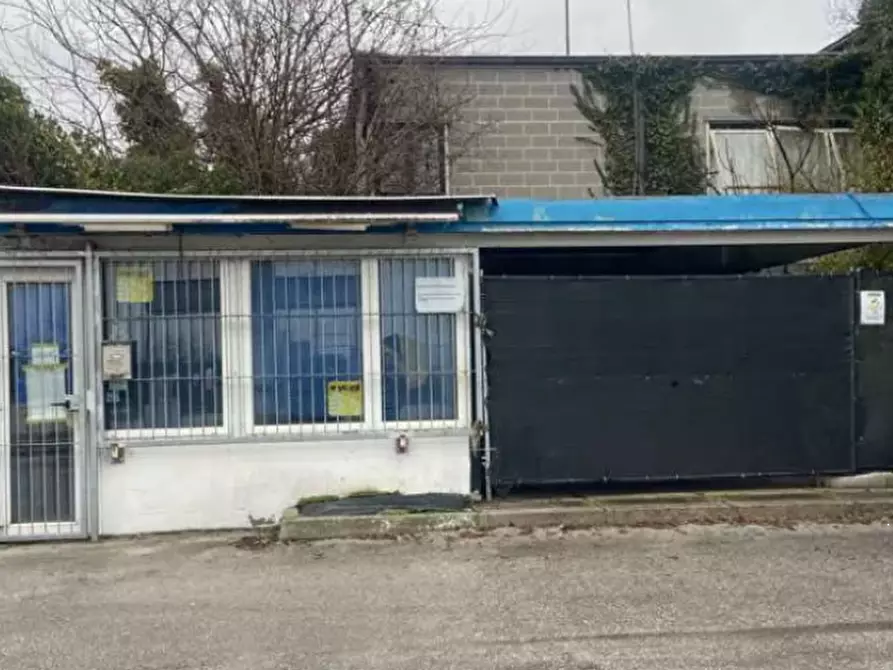 Immagine 3 di Stabile in vendita  in Via Brenta a Nove