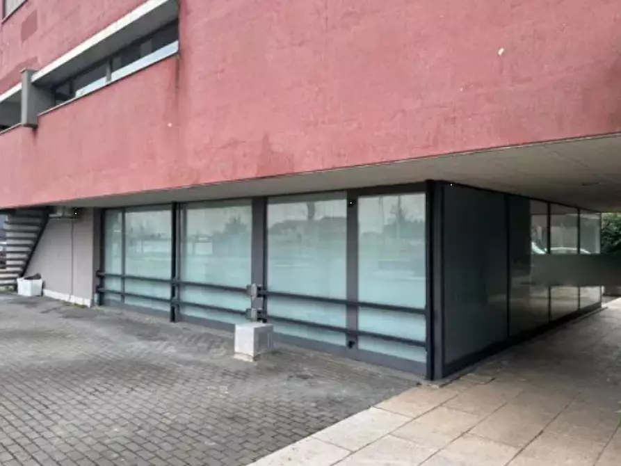 Immagine 4 di Negozio in vendita  in Via Pietro della Torre a Lonigo