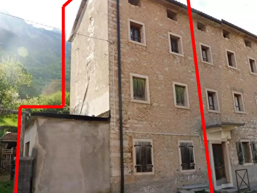 Immagine 1 di Porzione di casa in vendita  in Via delle Mure a Castellavazzo