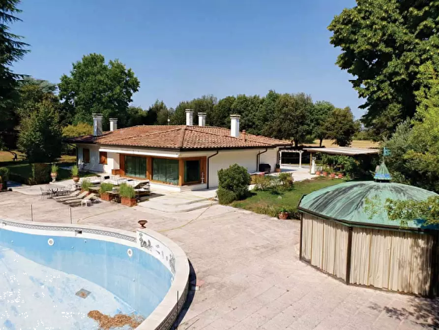 Immagine 1 di Villa in vendita  in  Via Boiago a Treviso