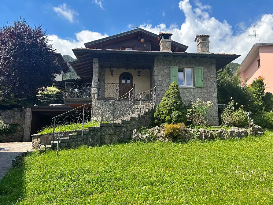 Immagine 1 di Villa in vendita  in via San Rocco a Castione Della Presolana