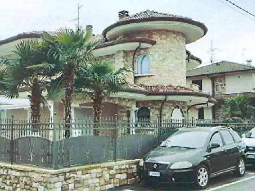 Immagine 1 di Villa in vendita  in via Nazario Sauro a Bottanuco