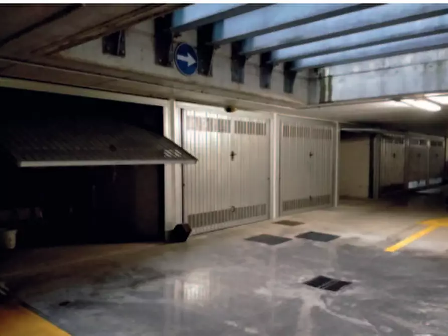Immagine 1 di Garage in vendita  in via Michelangelo Buonarroti a Seriate