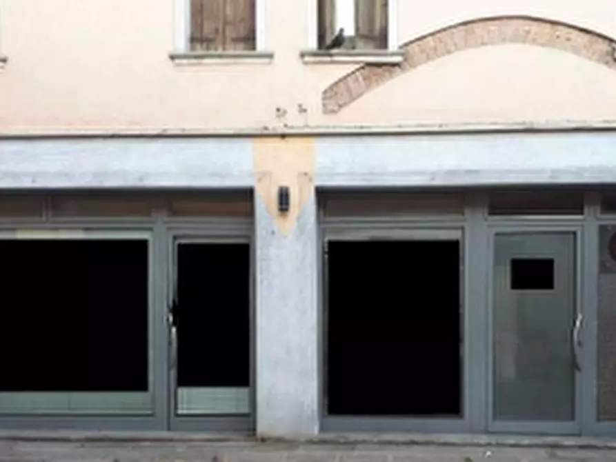 Immagine 1 di Negozio in vendita  in Via Dante Alighieri a Costa Di Rovigo