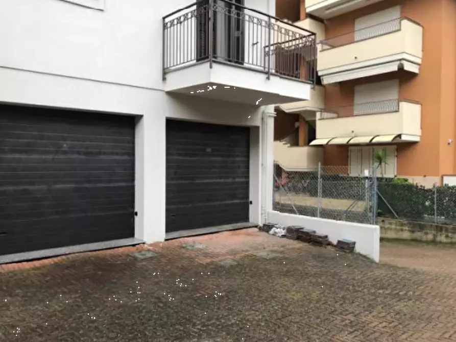 Immagine 1 di Garage in vendita  in Via Conti a Bellaria-Igea Marina