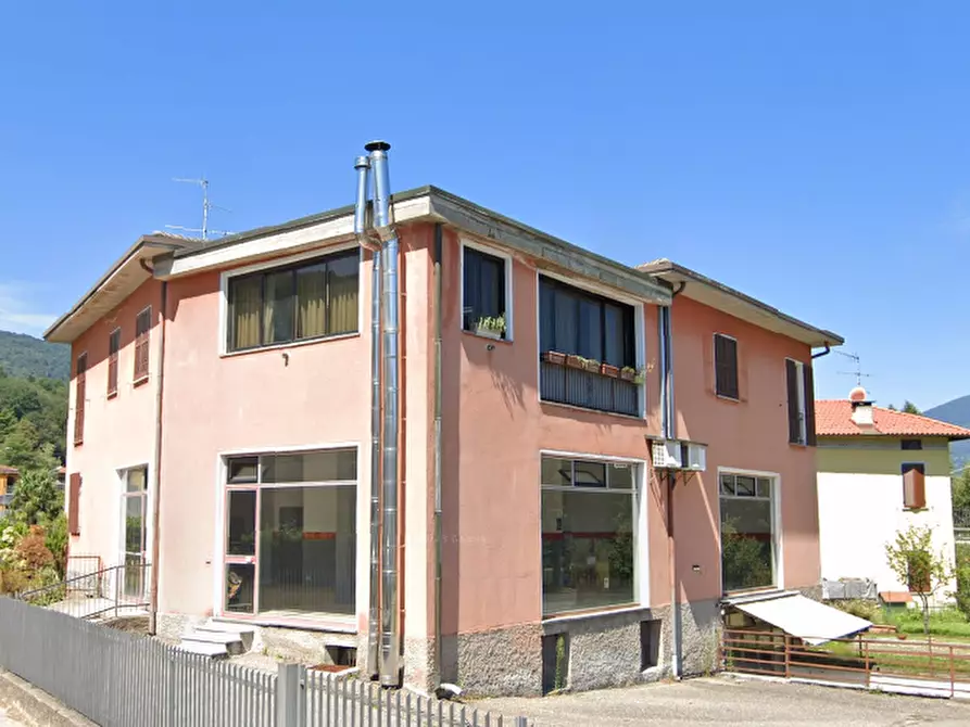Immagine 1 di Appartamento in vendita  in Via Raina a Lavena Ponte Tresa