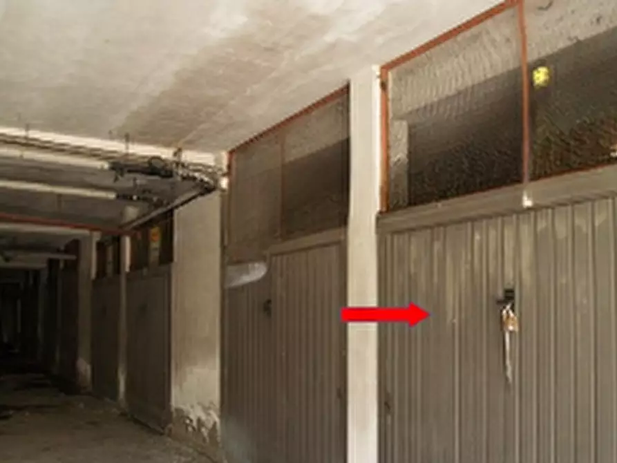 Immagine 1 di Garage in vendita  in Viale Italia a Conegliano