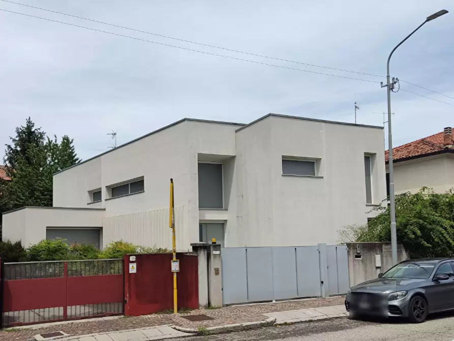 Immagine 1 di Villa in vendita  in via Pola a Udine