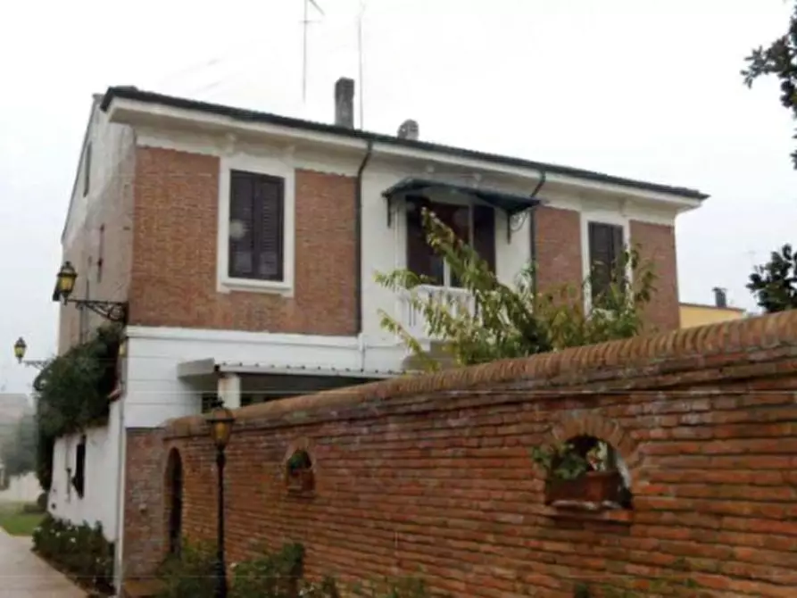 Immagine 1 di Villa in vendita  in via Piangipane a Ferrara