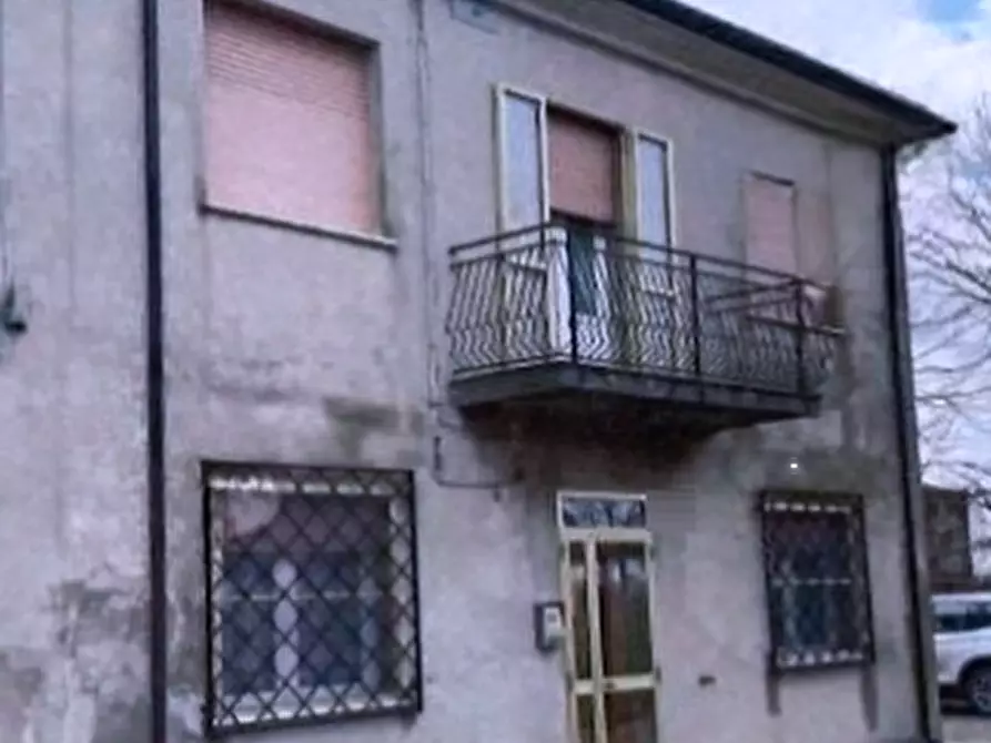Immagine 1 di Casa indipendente in vendita  in Via Virgiliana a Bondeno