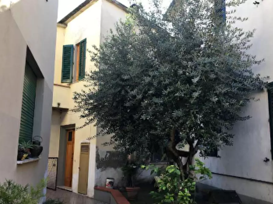 Immagine 1 di Appartamento in vendita  in Via Dante Alighieri a Capraia E Limite