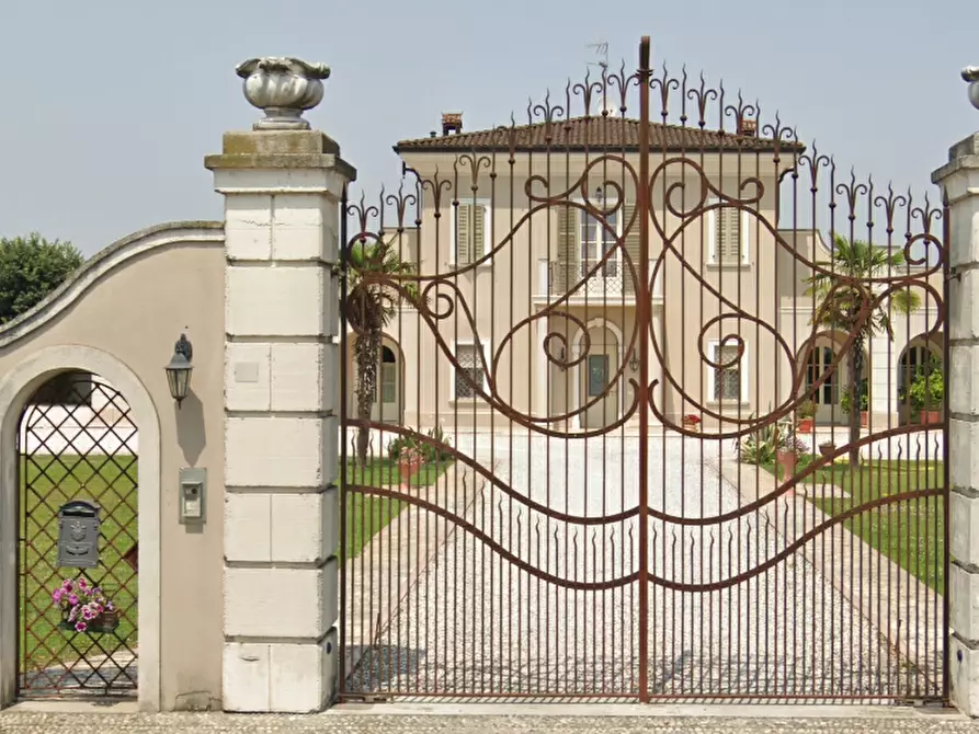 Immagine 1 di Villa in vendita  in Via Pietro Bembo a Orzinuovi