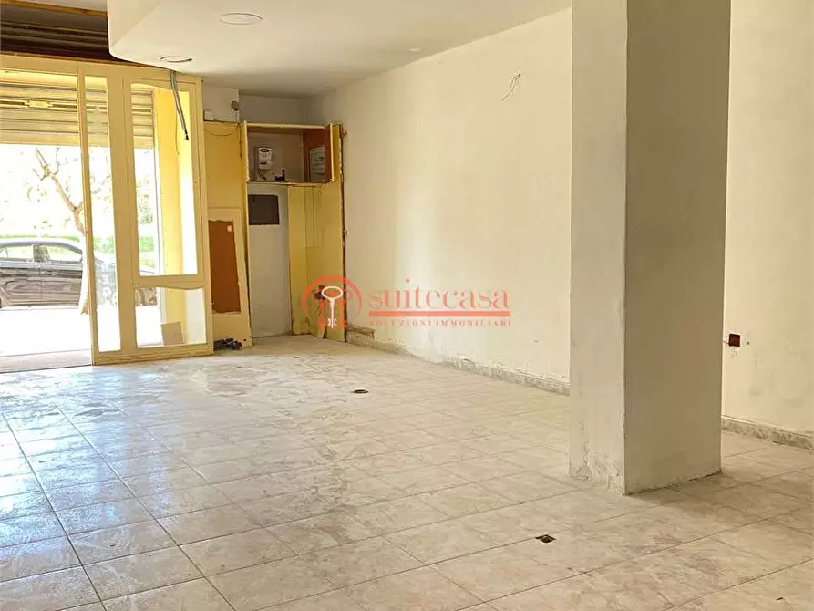 Immagine 6 di Negozio in affitto  in via istria 39 a Trani