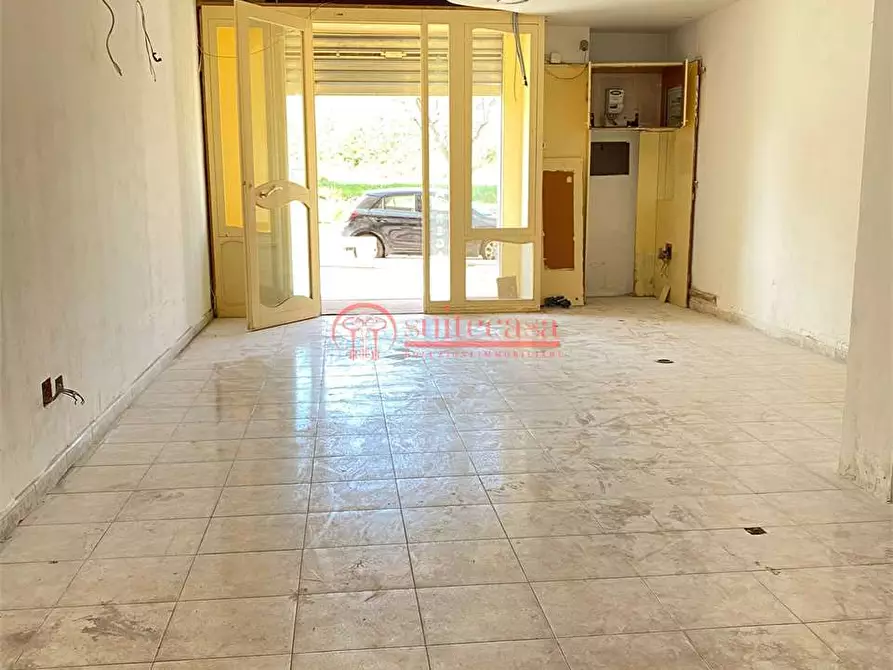 Immagine 7 di Negozio in affitto  in via istria 39 a Trani