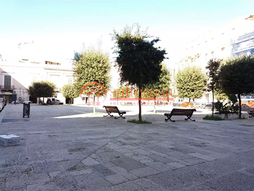 Immagine 1 di Negozio in affitto  in piazza Longobardi a Trani
