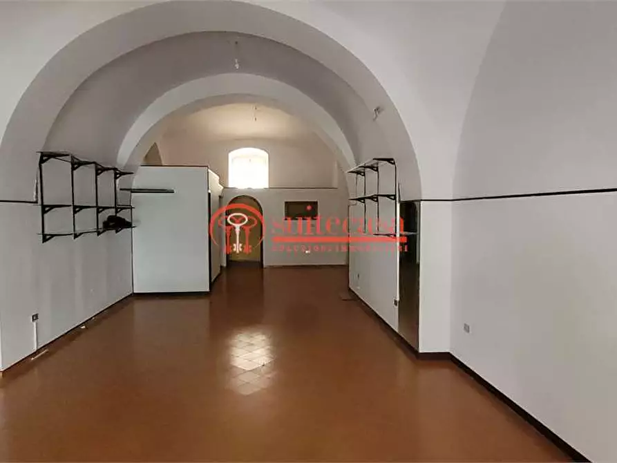 Immagine 1 di Negozio in affitto  in corso Cavour 125 a Trani