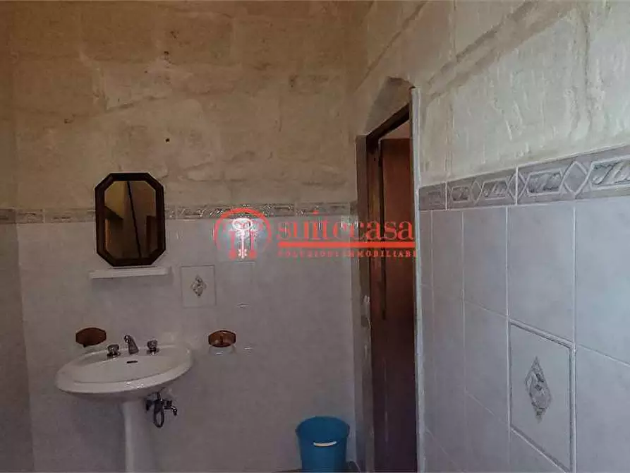 Immagine 12 di Negozio in affitto  in via mario pagano 244 a Trani