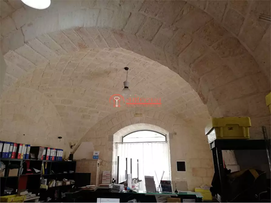 Immagine 1 di Negozio in vendita  in via Amedeo a Trani