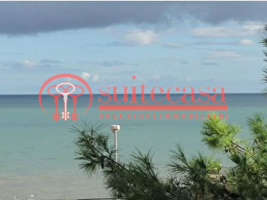 Immagine 1 di Stabile in vendita  a Trani