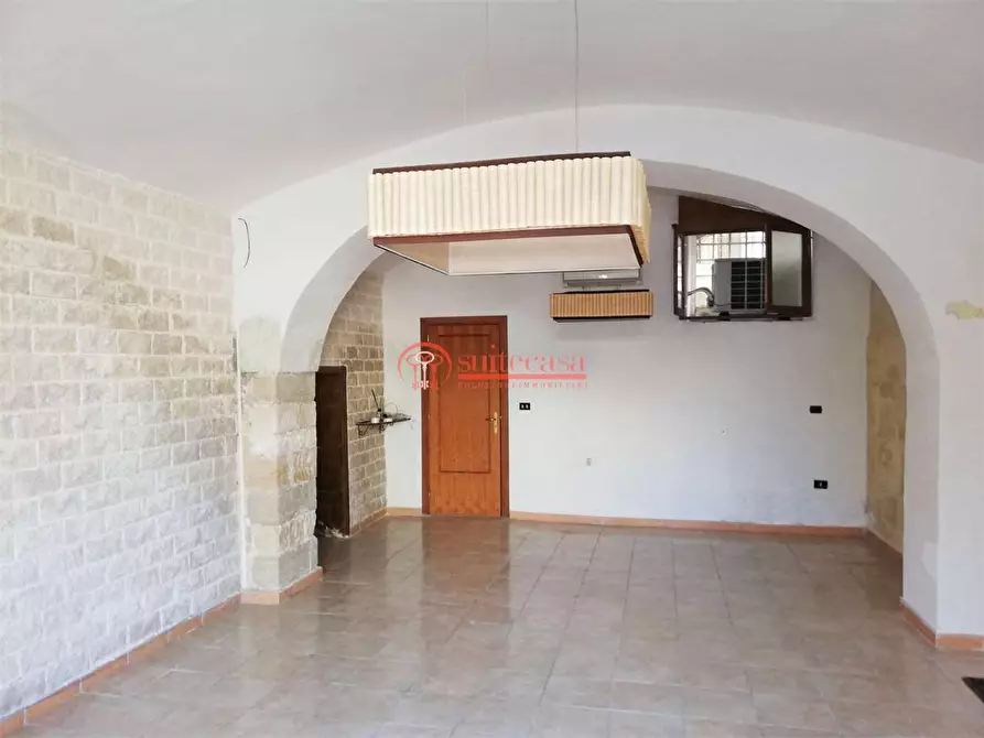 Immagine 9 di Negozio in vendita  in piazza Campo dei Longobardi a Trani