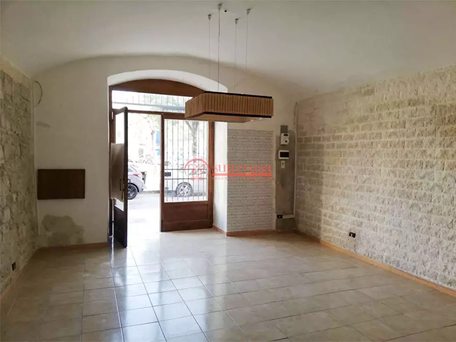 Immagine 10 di Negozio in vendita  in piazza Campo dei Longobardi a Trani