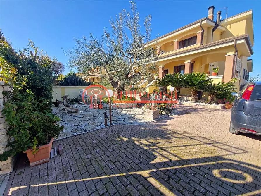 Immagine 1 di Villa in vendita  in via Monte D'alba  a Trani