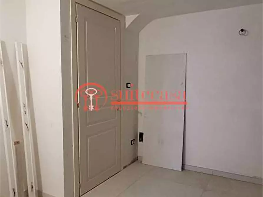 Immagine 6 di Negozio in affitto  in via UMBERTO 220 a Trani