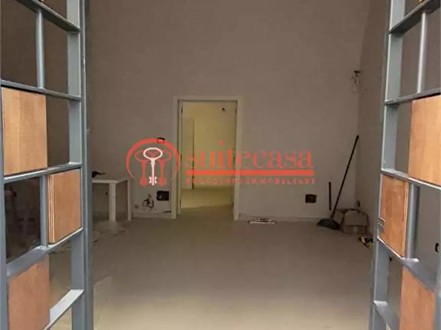 Immagine 10 di Negozio in affitto  in via UMBERTO 220 a Trani