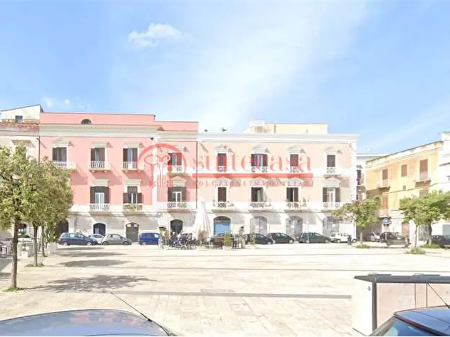 Immagine 1 di Negozio in vendita  in piazza dei Longobardi a Trani