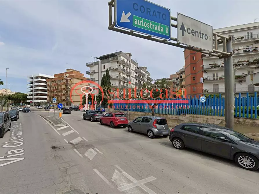 Immagine 1 di Garage in vendita  in via Falcone a Trani