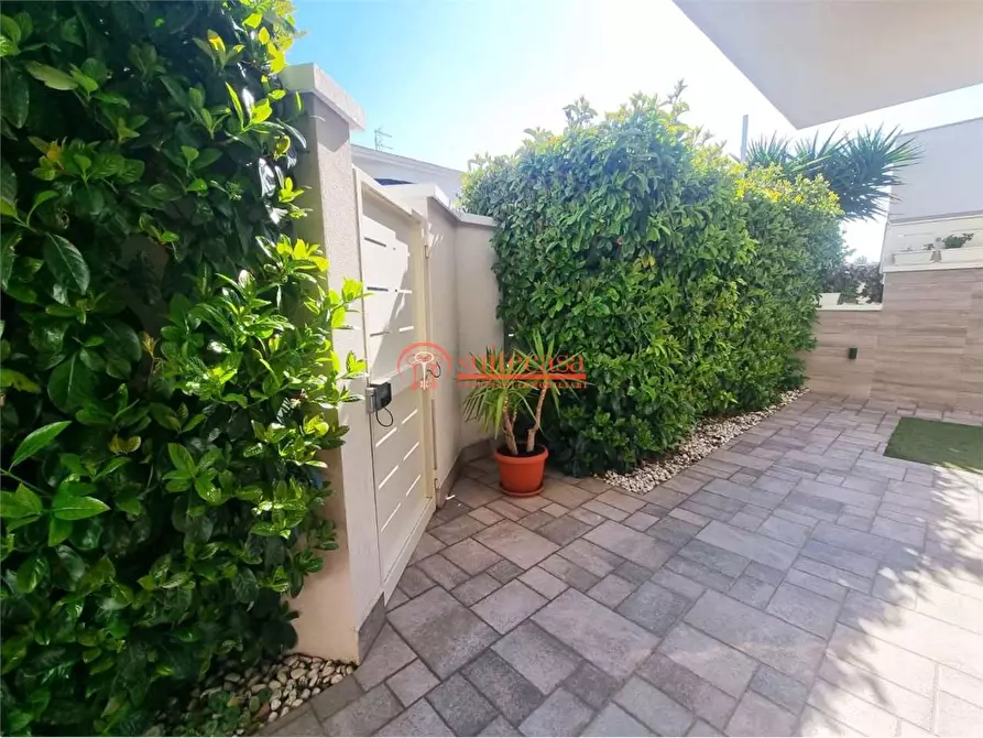 Immagine 3 di Villa in vendita  in Via Malcangi  a Trani