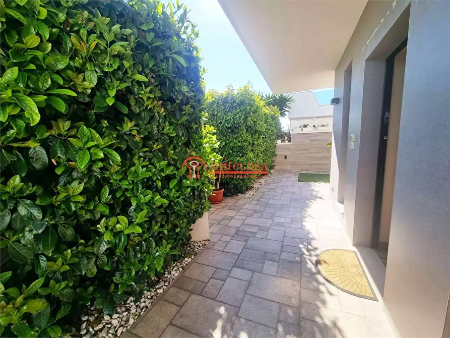 Immagine 4 di Villa in vendita  in Via Malcangi  a Trani