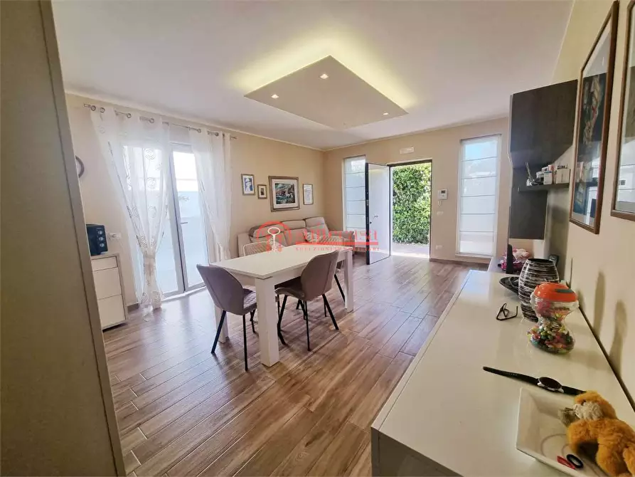 Immagine 11 di Villa in vendita  in Via Malcangi  a Trani