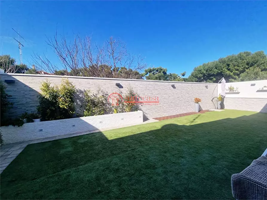 Immagine 25 di Villa in vendita  in Via Malcangi  a Trani