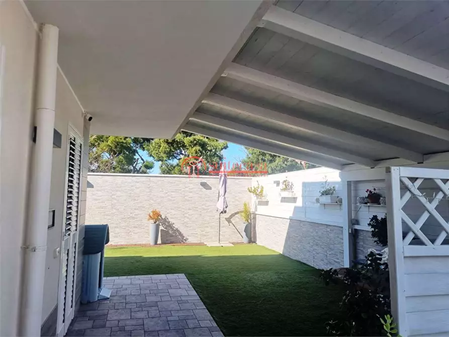 Immagine 26 di Villa in vendita  in Via Malcangi  a Trani