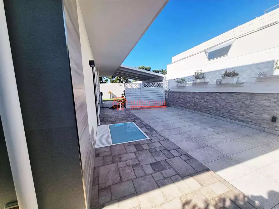 Immagine 27 di Villa in vendita  in Via Malcangi  a Trani