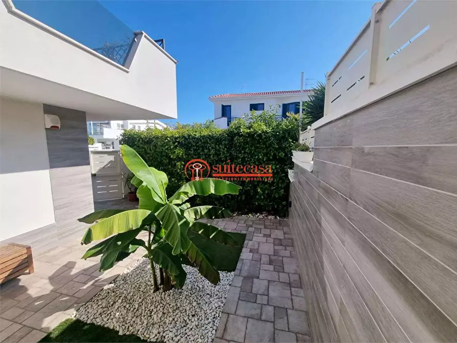 Immagine 28 di Villa in vendita  in Via Malcangi  a Trani
